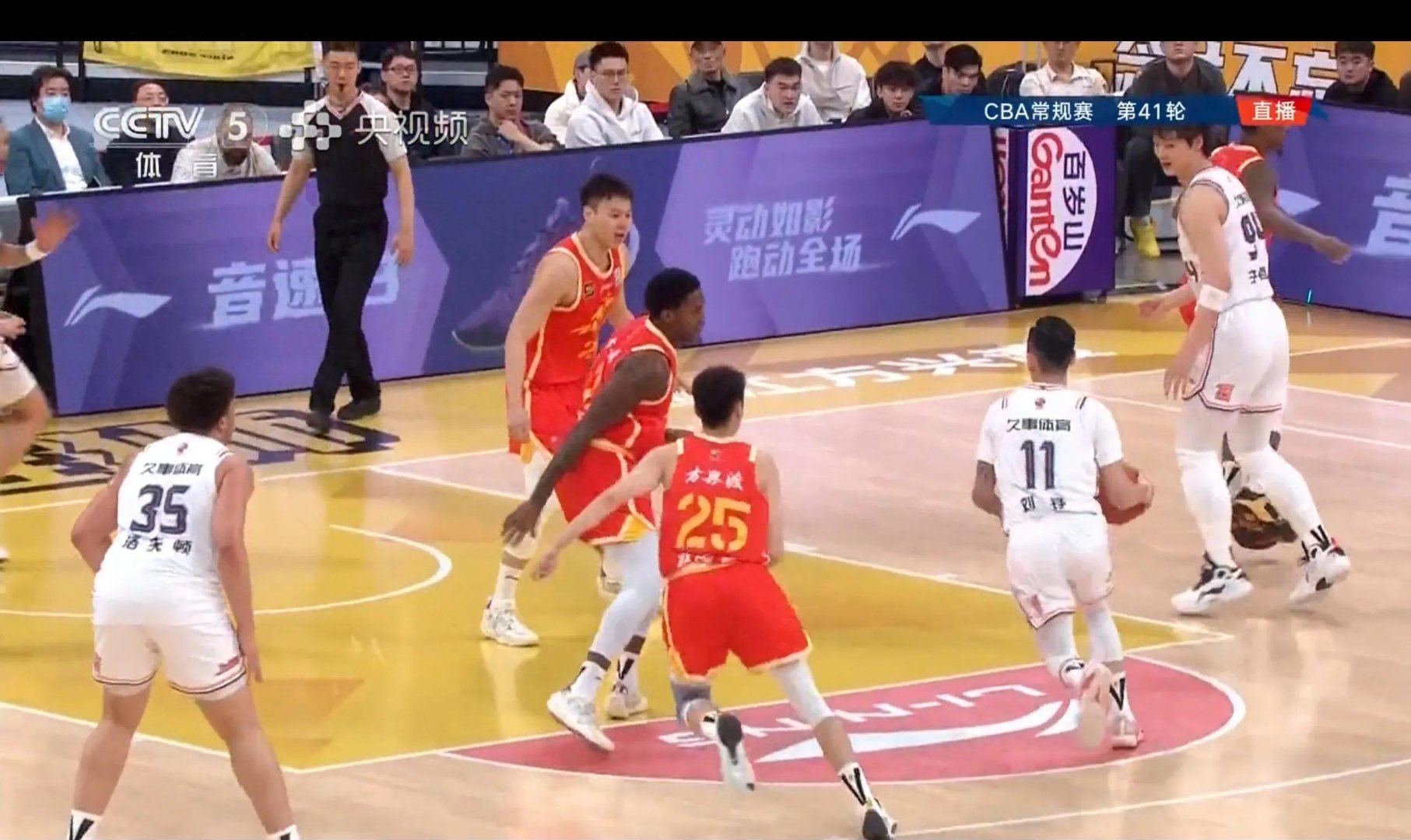 国家队迎来一场悬殊的篮球对决