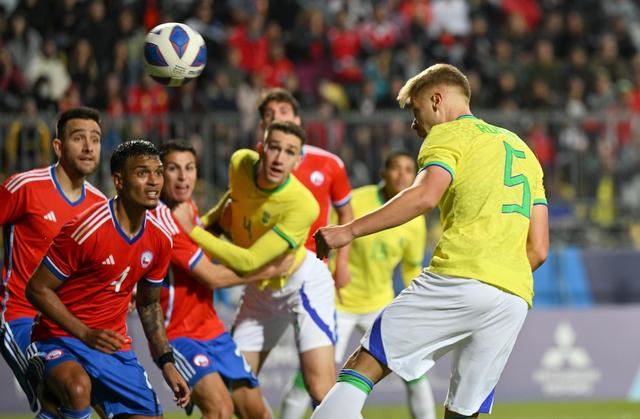 巴西排球队夺冠，队员欢呼雀跃