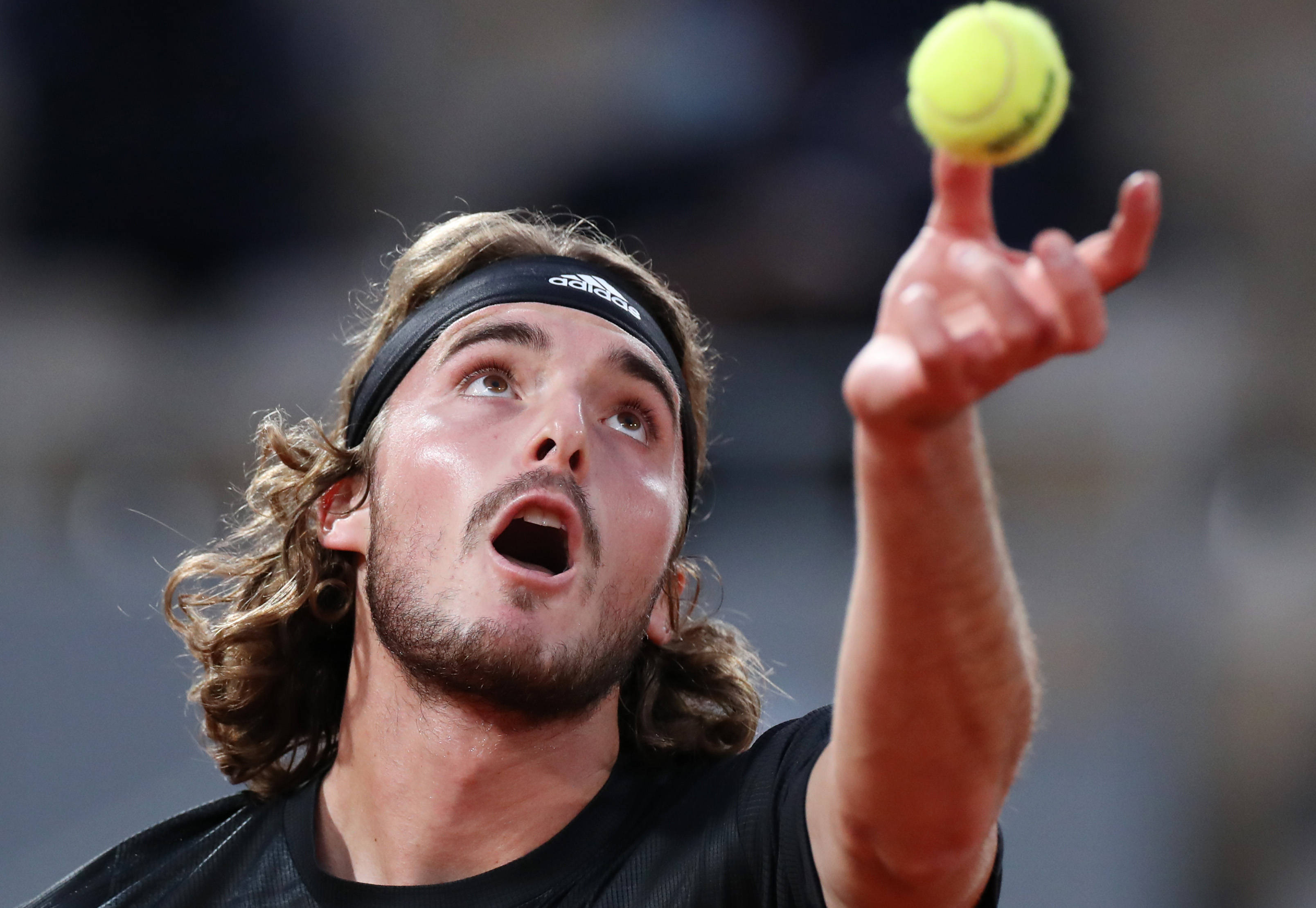 英国网球队碾压世界网球队，西西帕斯统治全场的简单介绍