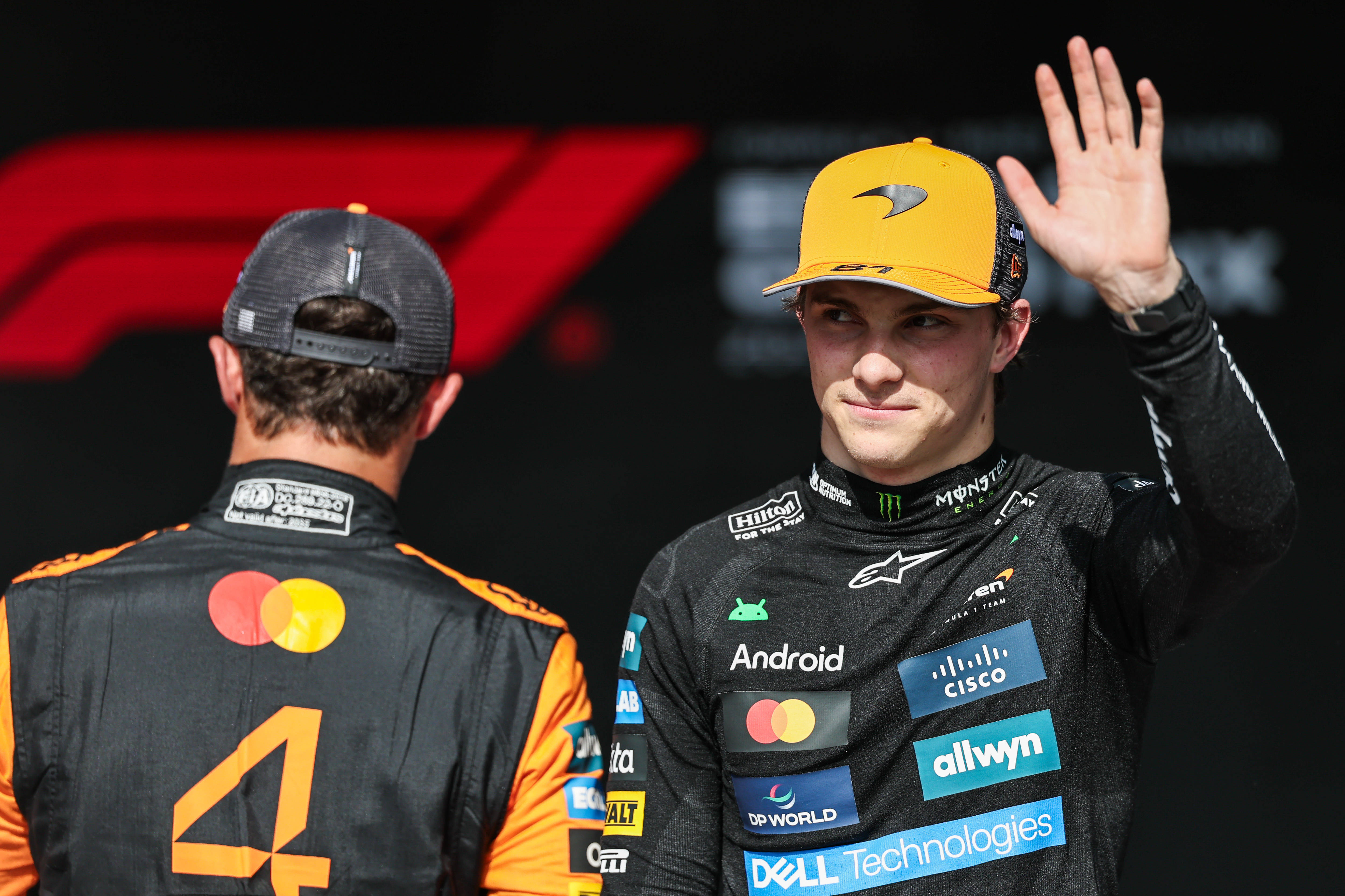 包含迈凯伦鏖战法拉利，周冠宇状态火热的词条